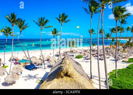 Vacanza al mare. Vista aerea con droni della spiaggia tropicale di sabbia bianca di Bavaro a Punta Cana, Repubblica Dominicana. Paesaggio incredibile con palme, ombrelli e. Foto Stock
