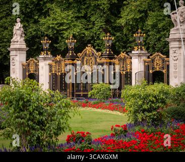 Il Canada Gate, decorato nero e dorato, fa parte del Queen Victoria Memorial Scheme, che conduce a Green Park vicino a Buckingham Palace, Londra, Regno Unito. Foto Stock