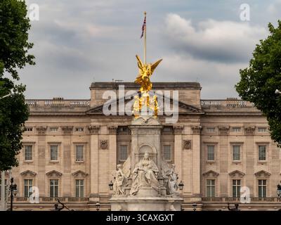 Un primo piano del magnifico Queen Victoria Memorial, con la sua dorata Vittoria alata, davanti a Buckingham Palace, Londra, Regno Unito. Foto Stock