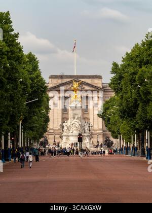 La vista iconica lungo il viale alberato del centro commerciale verso il Victoria Memorial e Buckingham Palace a Londra, Regno Unito. Foto Stock
