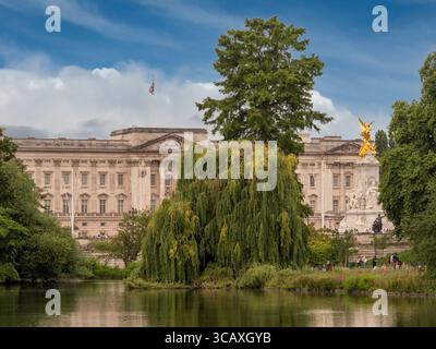 Una vista panoramica di Buckingham Palace e del Victoria Memorial dall'altra parte del lago in St James's Park, Londra, Regno Unito. Foto Stock