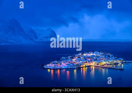 Villaggio illuminato di Husoy sull'isola in caso di maltempo, Husoy, Senja, Troms, Norvegia Foto Stock