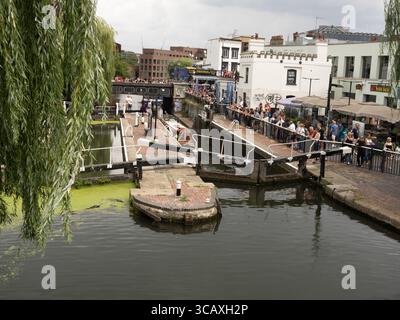Una vista attraverso un salice piangente della storica Camden Lock, una doppia chiusa sul Regent's Canal a Londra, Regno Unito. Foto Stock
