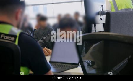 NOTA DELL'EDITOR - LE RIPRESE SONO SFOCATE ALLA FONTE. Screenshot tratto dal video pubblicato dall'Home Office of Border Force Officers che tratta i primi migranti di piccole imbarcazioni detenuti in base al nuovo accordo "One in, One Out" del Regno Unito, presso il Manston Immigration Processing Centre di Manston, Kent. I migranti, che sono stati trattenuti il giorno in cui il programma pilota ha iniziato a funzionare, stanno attraversando le prime fasi del processo pilota di rimpatrio Regno Unito-Francia nelle ultime 24 ore, tra cui elaborazione iniziale, controlli biometrici e di sicurezza, e il trasferimento al Centro di rimozione dell'immigrazione per attendere il loro ritorno in Francia. Pictur Foto Stock