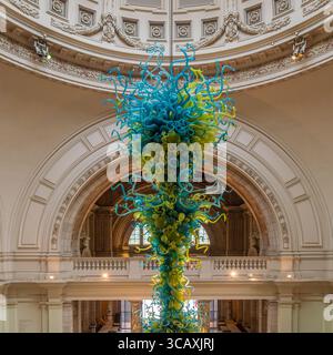 Una vista ad alto angolo del 'V&A Chandelier', una monumentale scultura in vetro di Dale Chihuly, nella rotunda d'ingresso principale del V&A Museum, Londra. Foto Stock