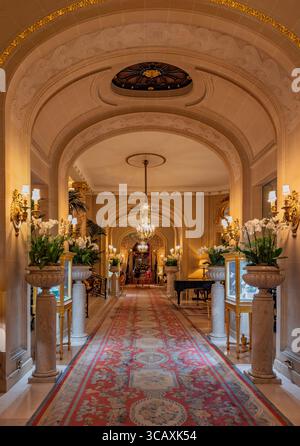 The Long Gallery, un elegante e opulento corridoio ad arco all'interno del Ritz, un famoso hotel a cinque stelle di lusso a Londra, Regno Unito. Foto Stock
