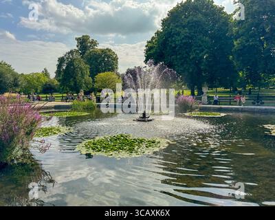 Ninfee e fontane nei laghetti ornamentali dei Giardini Italiani, uno storico giardino acquatico a Londra, Hyde Park, Regno Unito. Foto Stock