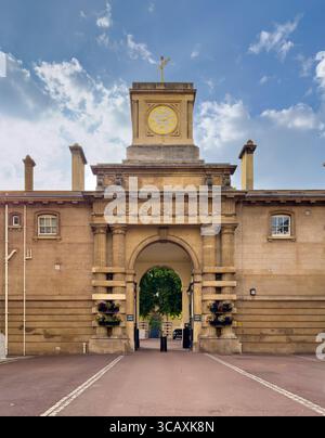 Il grande arco d'ingresso e la torre dell'orologio dei Royal Mews a Buckingham Palace, sede delle carrozze reali e dei cavalli, Londra, Regno Unito. Foto Stock