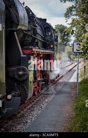 9 agosto 2023 - Veendam-Paesi Bassi: Storico motore a vapore Deutsche Reichsbahn Classe 52 Kriegslokomotive in partenza dalla stazione ferroviaria di Veendam Foto Stock