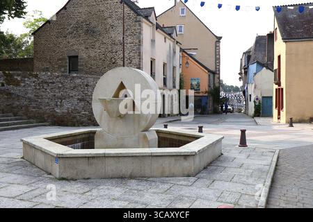 Fontana nel villaggio, villaggio di Josselin, dipartimento di Morbihan, Bretagna, Francia Foto Stock