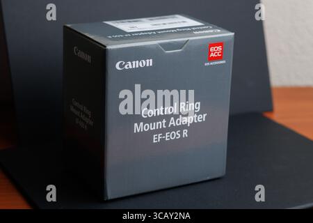 Scatola adattatore per montaggio Canon con anello di controllo EF-EOS R ad Alcoy il 6 agosto 2025, Spagna Foto Stock