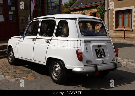 Renault 4 TL, berlina bianca, villaggio di Saint Suliac, dipartimento di Ille e Vilaine, Bretagna, Francia Foto Stock
