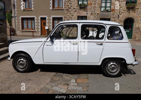 Renault 4 TL, berlina bianca, villaggio di Saint Suliac, dipartimento di Ille e Vilaine, Bretagna, Francia Foto Stock