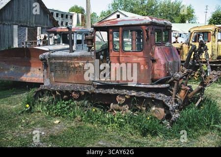 Bulldozer sovietico arrugginito in un cantiere abbandonato Foto Stock