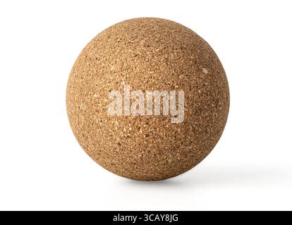 Sfera di sughero che ruota su uno sfondo bianco, mostrando una grana fine, perfetta per progetti sostenibili ed ecologici Foto Stock