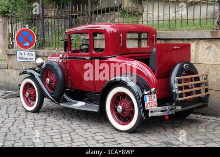 Bad Bentheim, Germania 4 maggio 2025 Una Ford Model A classica del 1930 è parcheggiata accanto a un cartello di divieto di parcheggio. Sotto il cartello, c'è scritto in tedesco che auto d'epoca Foto Stock