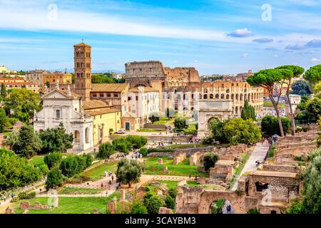 Vista panoramica aerea del foro Romano e del Colosseo Romano a Roma, Italia. Luoghi di interesse famosi in Italia durante le giornate estive di sole Foto Stock