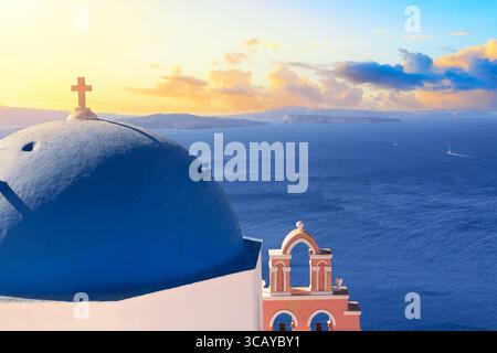 Famosa vista iconica di Santorini. Chiesa di Sant'Anastasi al tramonto. Villaggio di Oia, isola di Santorini, Grecia Foto Stock