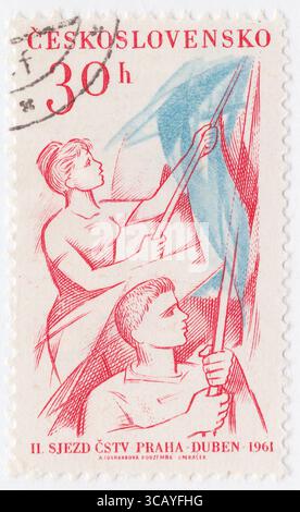 CECOSLOVACCHIA - 1961 febbraio 10: 30 haléř francobollo rosso rosa e blu raffigurante atleti con bandiere. II Congresso di ČSTV a Duben - aprile 1961 Foto Stock
