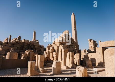 Vista anormale dei templi di Luxor e Karnak con antiche colonne e rilievi intagliati Foto Stock