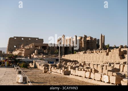 Vista anormale dei templi di Luxor e Karnak con antiche colonne e rilievi intagliati Foto Stock