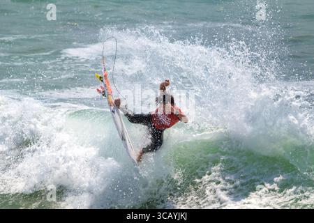 Hiroto Ohhara surfista che esegue manovre aeree spruzzi d'acqua durante la competizione World Surf League Challenger Series a Huntington Beach, California Foto Stock