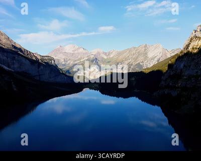 Vista unica del lago Oeschinen di prima mattina dalla parete rocciosa di Fründenschnur, Kandersteg, Alpi svizzere, Svizzera Foto Stock