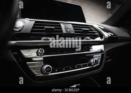 Cruscotto interno di un'auto BMW Luxury in uno showroom ben illuminato Foto Stock