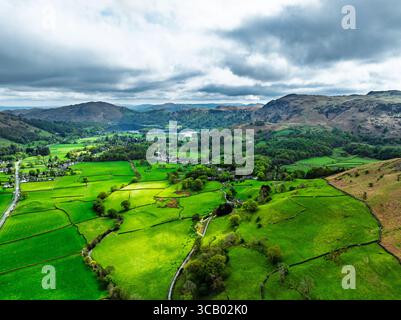 Fattorie e montagne sulla strada A591 da un drone, Grasmere Lake, Grasmere, Ambleside, Lake District, Westmorland, Cumbria, Regno Unito Foto Stock