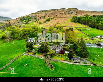 Fattorie e montagne sulla strada A591 da un drone, Grasmere Lake, Grasmere, Ambleside, Lake District, Westmorland, Cumbria, Regno Unito Foto Stock