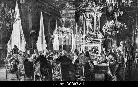 Illustrazione di una sessione della Conferenza degli Alleati durante la prima guerra mondiale, presieduta dal primo ministro francese Aristide Briand. Conservata in una sala sfarzosa, l'immagine raffigura i principali leader alleati tra cui Lord Kitchener, il generale Joffre, Sir Edward Grey, il barone Sonnino, e altri rappresentanti Gran Bretagna, Francia, Italia, Belgio, Serbia, e la Russia. Disegnata da J. Simont da fotografie e documenti ufficiali, questa incisione cattura l'unità diplomatica delle potenze dell'intesa nel 1916. Foto Stock