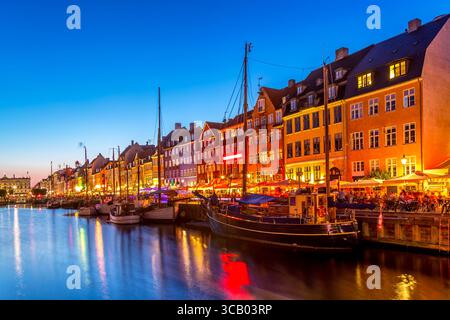 Vista del vecchio canale Nyhavn di Copenaghen al tramonto serale Foto Stock