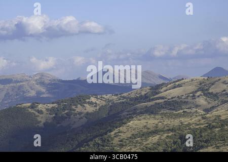 Luce dorata sulle dolci colline dell'Abruzzo dell'Italia centrale Foto Stock