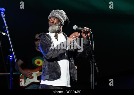 FRIENDLY FIRE, LIVE, 2018: Band reggae Friendly Fire suonano al Chai Wallahs Stage e c'è un'atmosfera incredibile nella tenda. Glanusk Park, Brecon, Galles, 19 agosto 2018. Terzo giorno del festival musicale Green Man nelle Brecon Beacons Mountains in Galles. Crediti: Rob Watkins/Alamy Live News Foto Stock