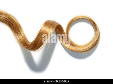 blocco dei capelli biondi isolato su sfondo bianco, vista dall'alto Foto Stock