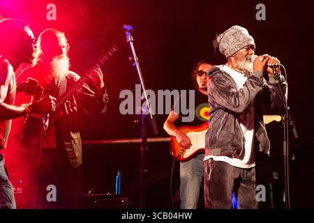 FRIENDLY FIRE, LIVE, 2018: Band reggae Friendly Fire suonano al Chai Wallahs Stage e c'è un'atmosfera incredibile nella tenda. Glanusk Park, Brecon, Galles, 19 agosto 2018. Terzo giorno del festival musicale Green Man nelle Brecon Beacons Mountains in Galles. Crediti: Rob Watkins/Alamy Live News Foto Stock