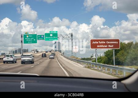 Miami, Florida, autostrada Interstate i-195, Julia Tuttle Causeway Artificial Reef, traffico stradale, indicazioni stradali per Biscayne Boulevard e Miami Internationa Foto Stock