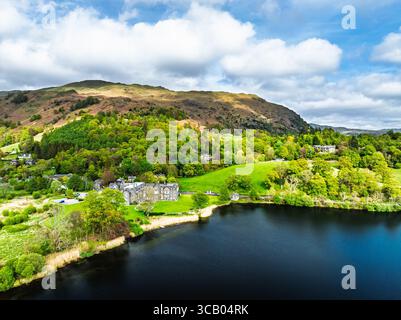 Fattorie e montagne sulla strada A591 da un drone, Grasmere Lake, Grasmere, Ambleside, Lake District, Westmorland, Cumbria, Regno Unito Foto Stock