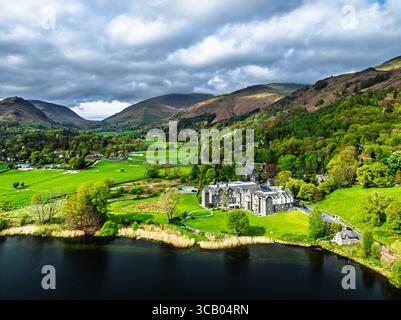 Fattorie e montagne sulla strada A591 da un drone, Grasmere Lake, Grasmere, Ambleside, Lake District, Westmorland, Cumbria, Regno Unito Foto Stock