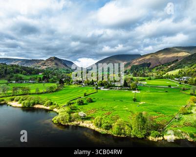 Fattorie e montagne sulla strada A591 da un drone, Grasmere Lake, Grasmere, Ambleside, Lake District, Westmorland, Cumbria, Regno Unito Foto Stock