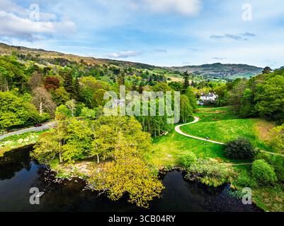 Fattorie e montagne sulla strada A591 da un drone, Grasmere Lake, Grasmere, Ambleside, Lake District, Westmorland, Cumbria, Regno Unito Foto Stock