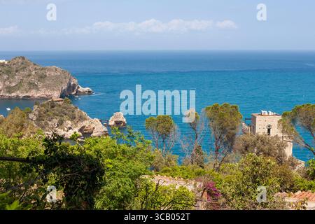 Isola bella e la famosa costa da via Luigi Pirandello, Taormina, Sicilia, Italia Foto Stock