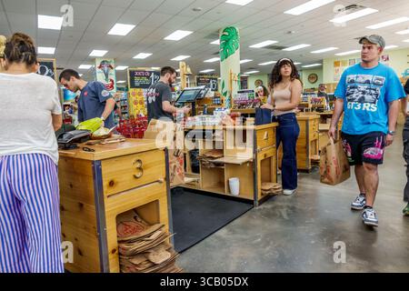 Miami Beach, Florida, negozio di alimentari Trader Joe's, supermercato per la ristorazione, interni, coda alla cassa, clienti che pagano i cassieri dipendenti Worki Foto Stock