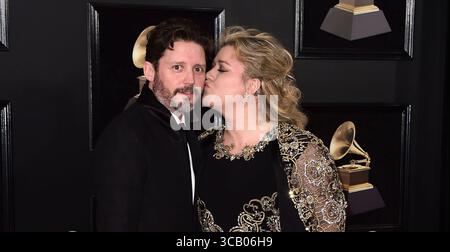 New York, Stati Uniti. 7 agosto 2025. Talent manager, l'ex marito di Kelly Clarkson e il padre dei suoi due figli Brandon Blackstock, 48 anni, morì il 7 agosto 2025 dopo una battaglia di tre anni con il cancro.--------------------------------------------------------------------------- Kelly Clarkson e Brandon Blackstock al 60° GRAMMY Awards annuale tenutosi al Madison Square Garden il 28 gennaio 2018 a New York, NY Credit: AFF/Alamy Live News Foto Stock