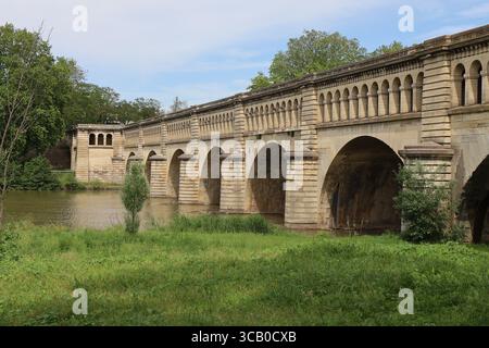 Ponte sul fiume Orb, che permette al Canal du Midi di di attraversare il fiume Orb, città di Béziers, dipartimento di Hérault, Francia. Foto Stock