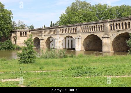 Ponte sul fiume Orb, che permette al Canal du Midi di di attraversare il fiume Orb, città di Béziers, dipartimento di Hérault, Francia. Foto Stock