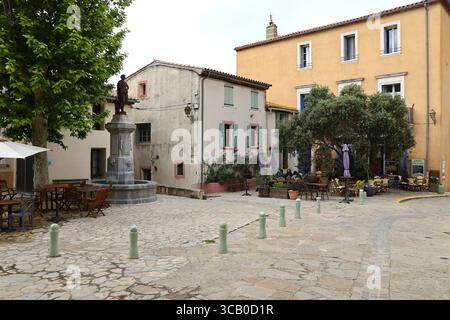 Strada tipica, villaggio di Bages, dipartimento di Aude, Francia Foto Stock