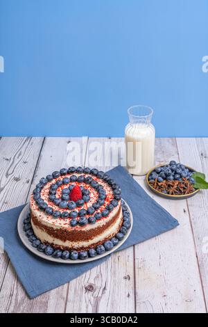 Torta capovolta: Base di mirtilli caramellati con una soffice torta in spugna di velluto rosso quando servita Foto Stock