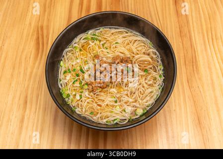 Tagliatelle di manzo cantonese: Succosi pezzi di manzo marinati in salsa di soia scura, conditi con peperoni rossi e cipolla rossa Foto Stock