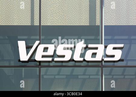 Logo Vestas di fronte a un ufficio. Vestas Wind Systems è un produttore danese, venditore, installatore e manutentore di turbine eoliche Foto Stock